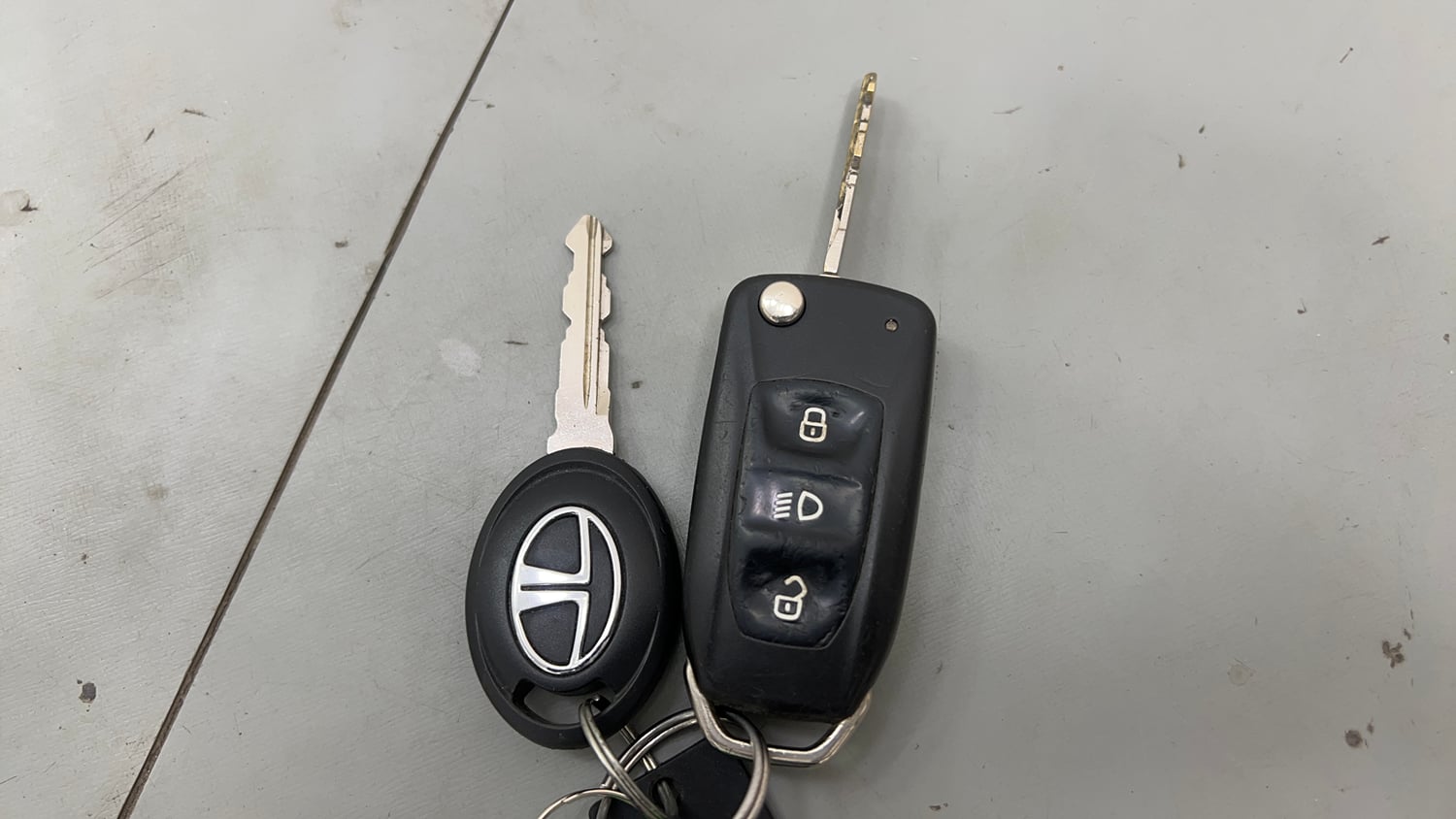 Used 2017 Tata Tiago Revotron XZ Petrol Manual extra CAR KEY VIEW