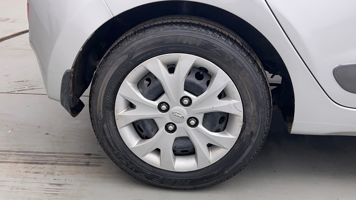 Used 2013 Hyundai Grand i10 Sportz 1.2 Kappa VTVT Petrol Manual tyres RIGHT REAR TYRE RIM VIEW