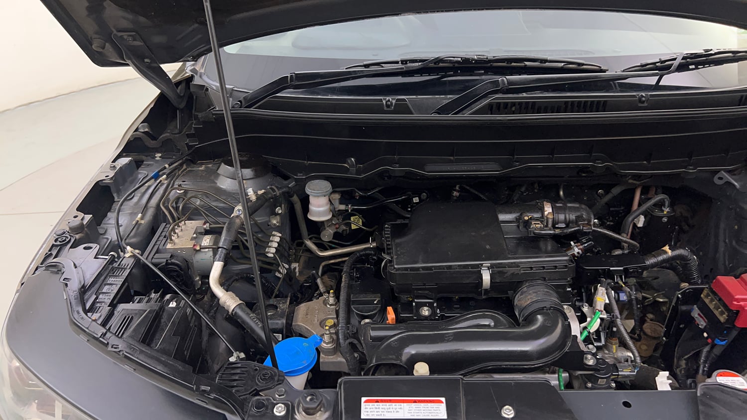 Used 2023 Maruti Suzuki Brezza Zxi Plus Dual Tone Petrol Manual engine ENGINE RIGHT SIDE HINGE & APRON VIEW