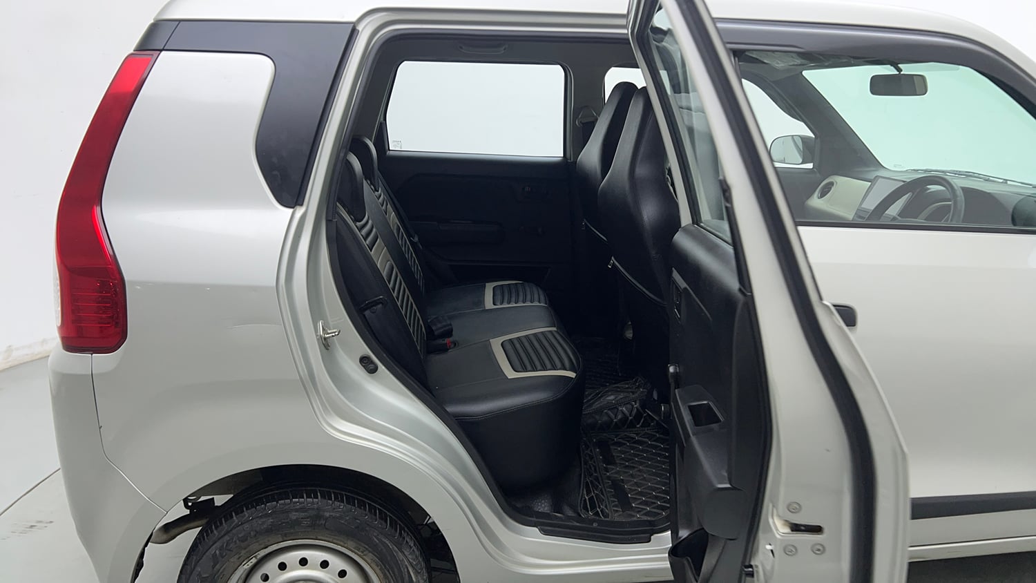 Used 2022 Maruti Suzuki Wagon R 1.0 LXi (O) 1.0 Petrol Manual interior RIGHT SIDE REAR DOOR CABIN VIEW