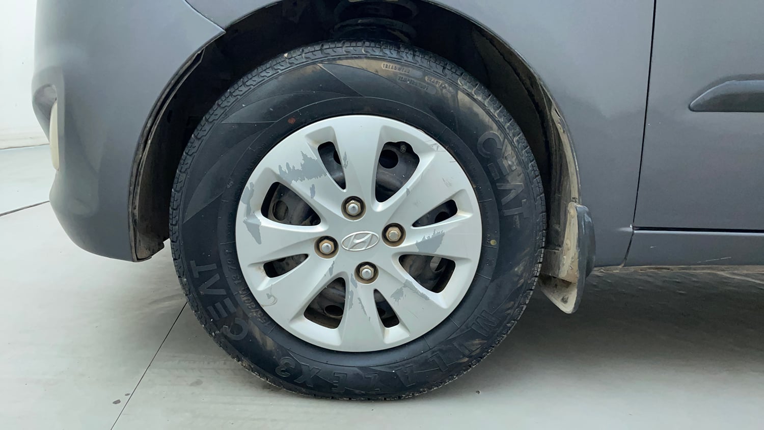 Used 2012 Hyundai i10 Magna 1.1 iRDE2 Petrol Manual tyres LEFT FRONT TYRE RIM VIEW