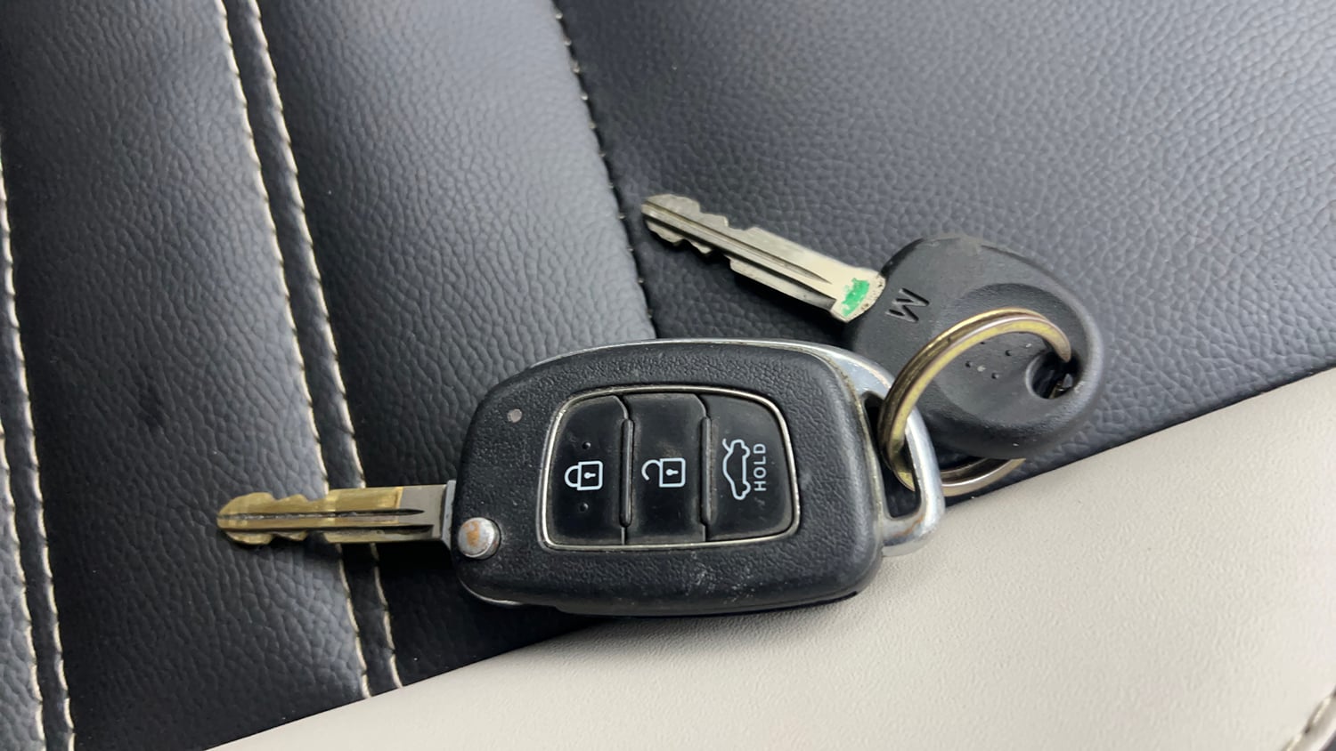 Used 2022 Hyundai Aura S 1.2 CNG Cng Manual extra CAR KEY VIEW