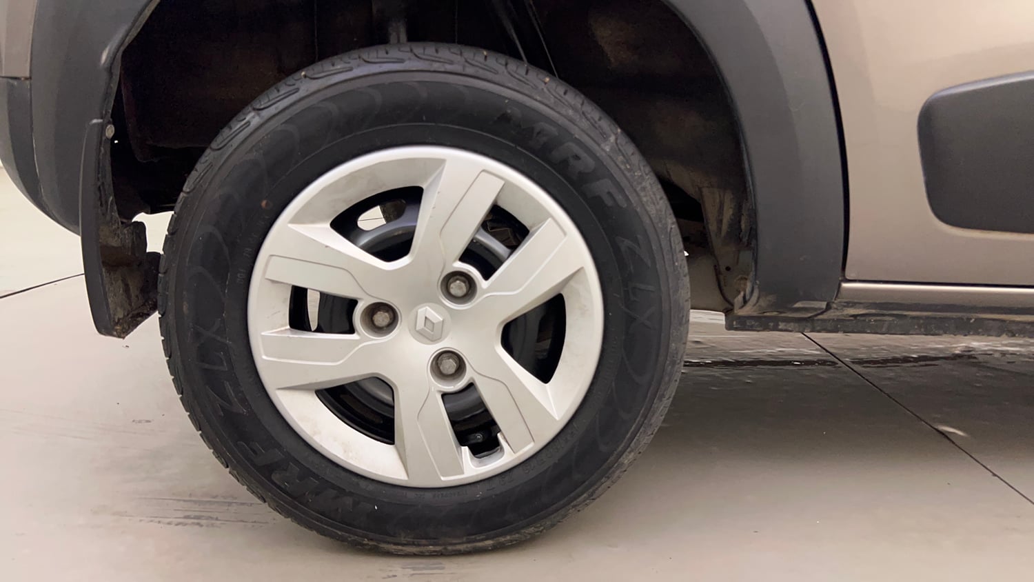 Used 2016 Renault Kwid RXT Petrol Manual tyres RIGHT REAR TYRE RIM VIEW