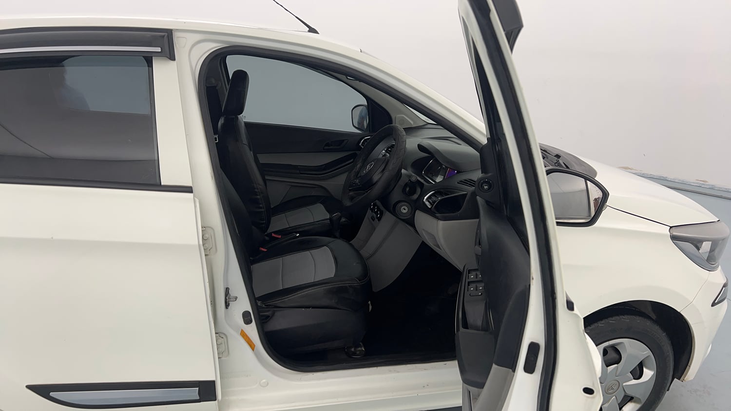 Used 2022 Tata Tiago XT CNG Cng Manual interior RIGHT SIDE FRONT DOOR CABIN VIEW