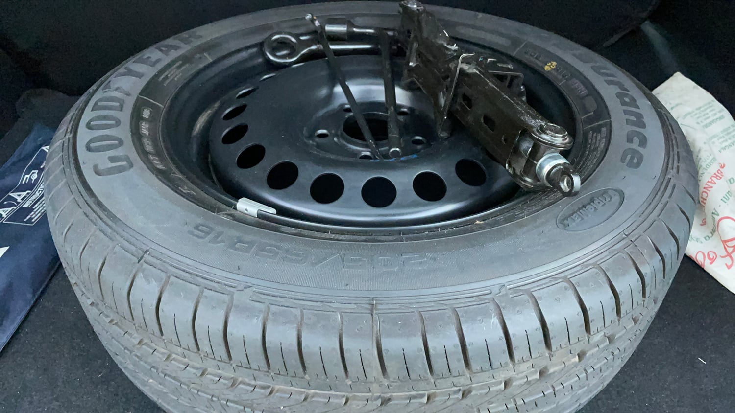 Used 2018 Hyundai Creta 1.6 E+ VTVT Petrol + CNG (Outside Fitted) Cng Manual tyres SPARE TYRE VIEW