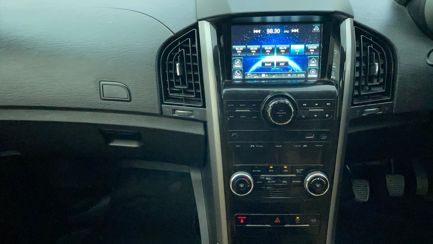 Used 2019 Mahindra XUV500 W7 Diesel Manual interior MUSIC SYSTEM & AC CONTROL VIEW