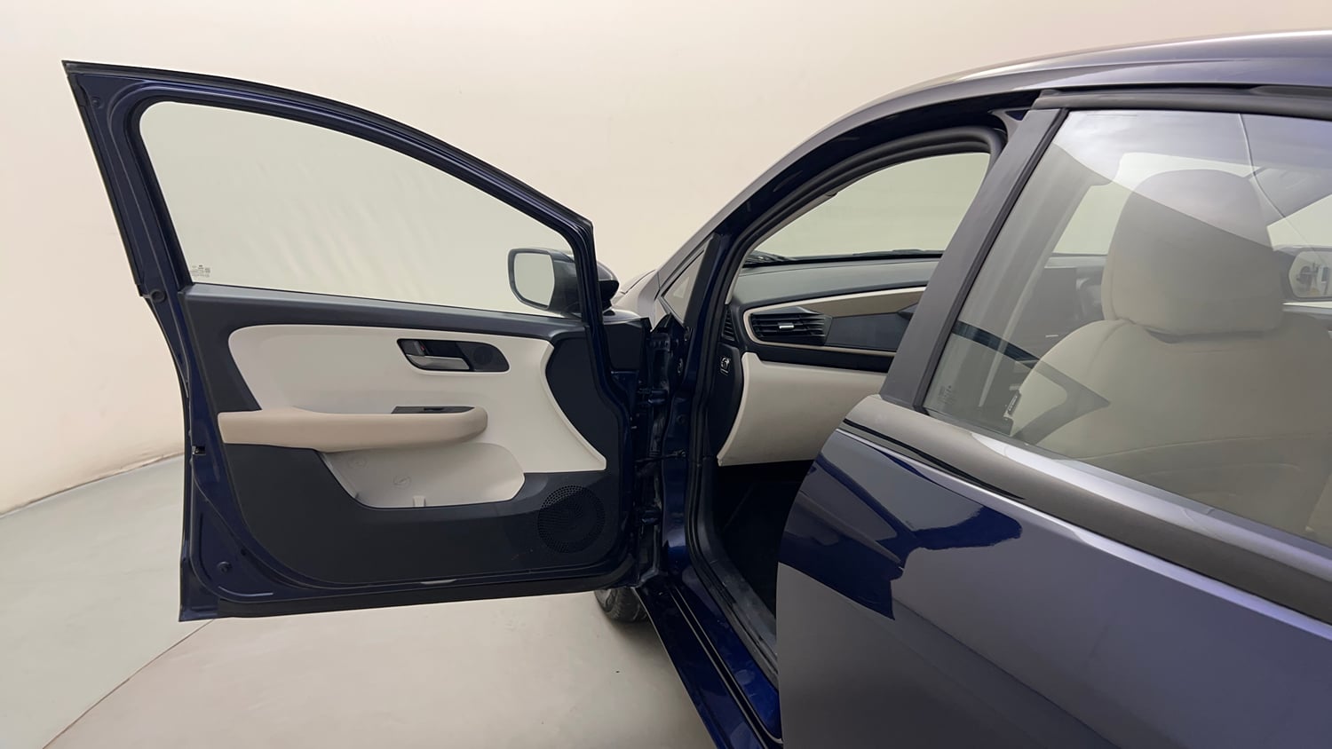 Used 2025 Tata Altroz Accomplished S Petrol 5MT Petrol Manual interior LEFT FRONT DOOR OPEN VIEW