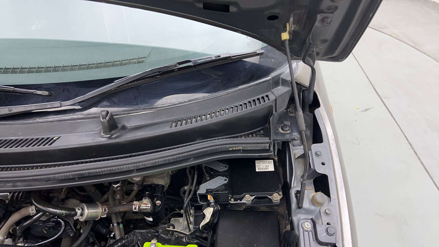 Used 2020 Maruti Suzuki Wagon R LXi (O) 1.0 CNG Cng Manual engine ENGINE LEFT SIDE HINGE & APRON VIEW