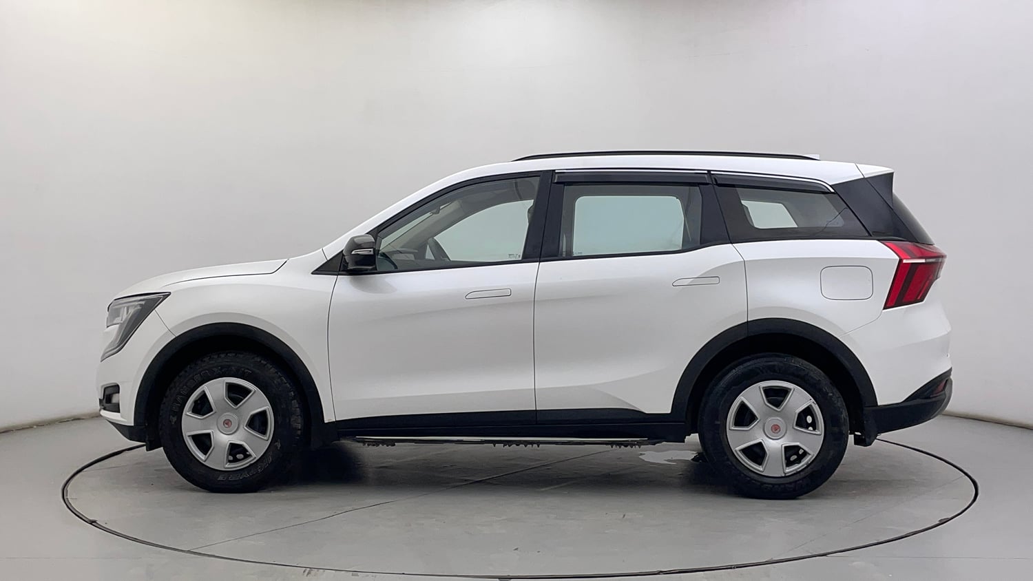 Used 2022 Mahindra XUV700 AX 3 Petrol MT 5 STR Petrol Manual exterior LEFT SIDE VIEW