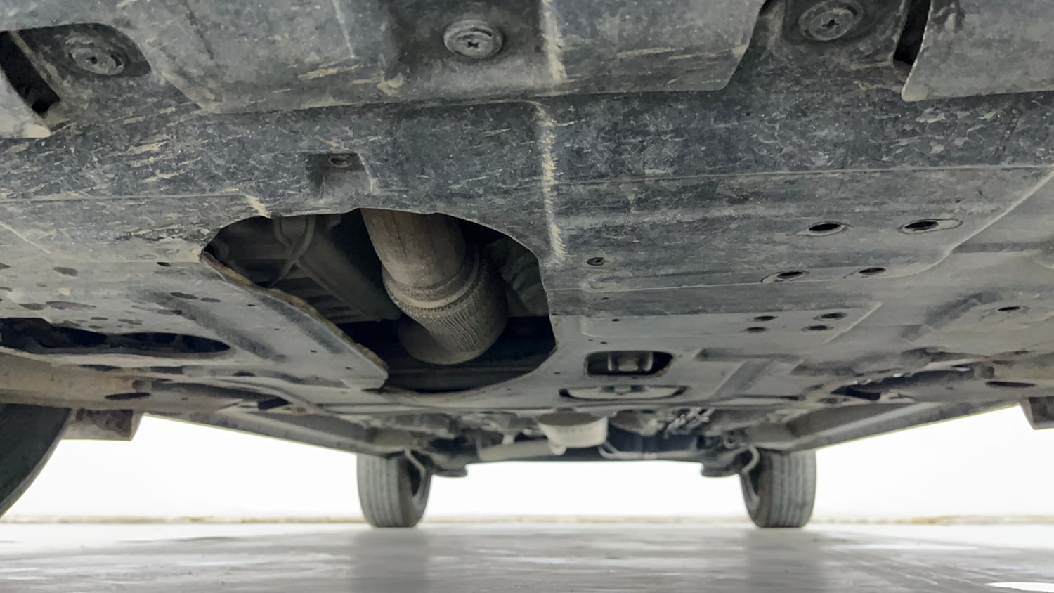 Used 2023 Mahindra XUV 300 W4 1.2 Petrol Petrol Manual extra FRONT LEFT UNDERBODY VIEW