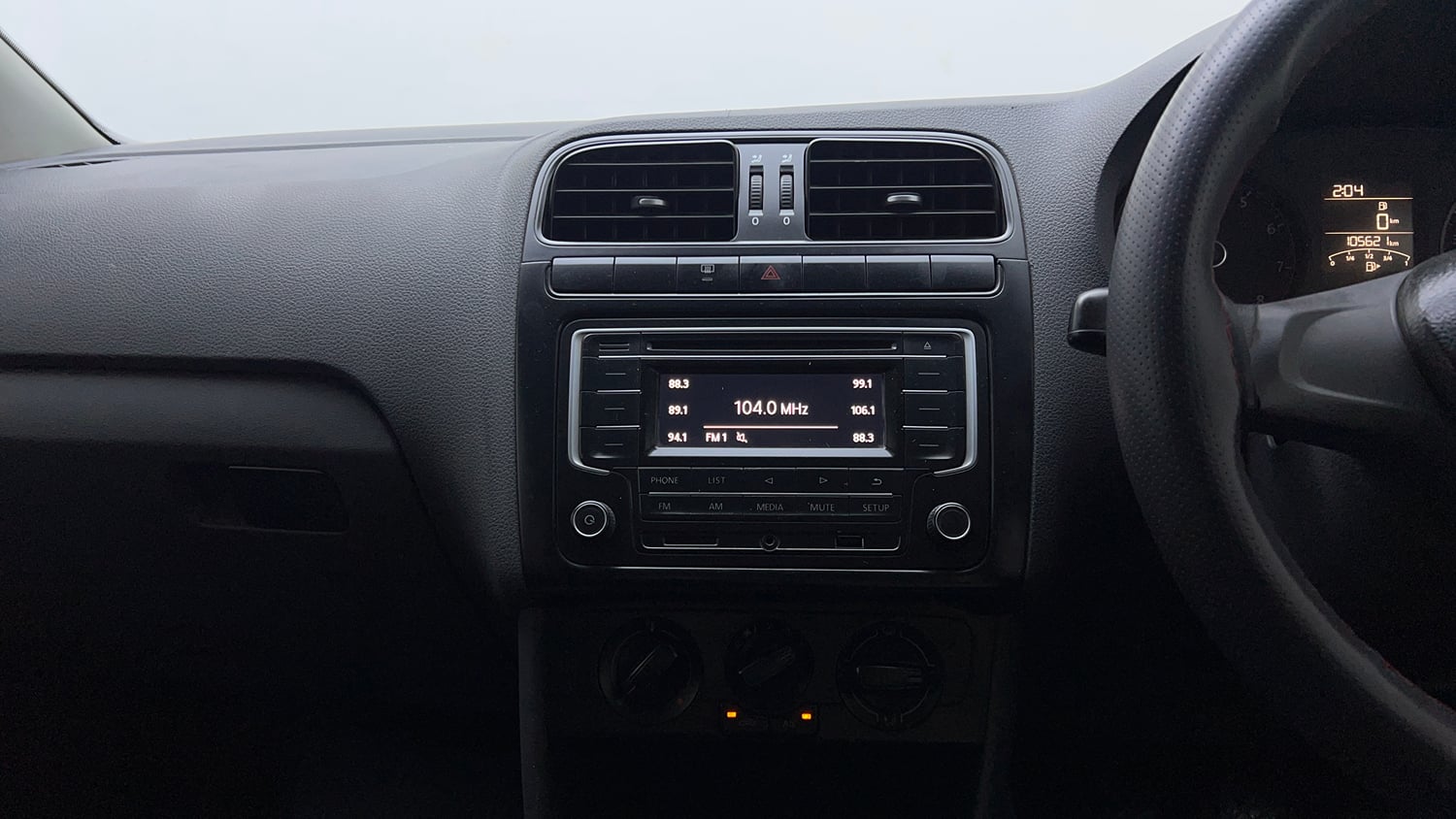 Used 2018 Volkswagen Polo Comfortline 1.0L (P) Petrol Manual top_features Integrated (in-dash) music system