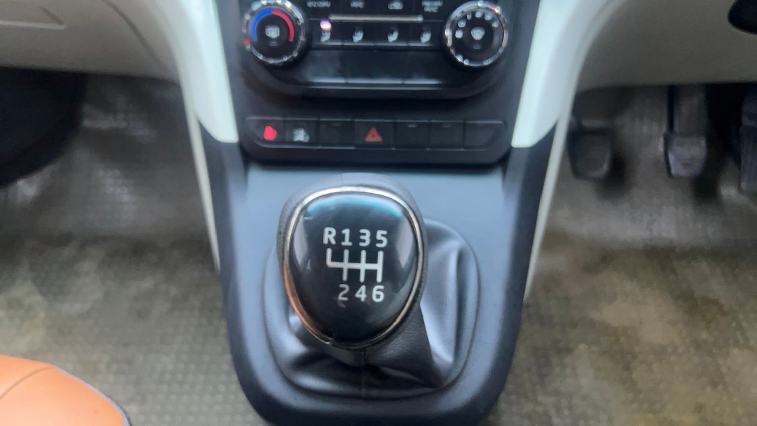 Used 2019 Mahindra Marazzo M6 7 STR Diesel Manual interior GEAR  KNOB VIEW
