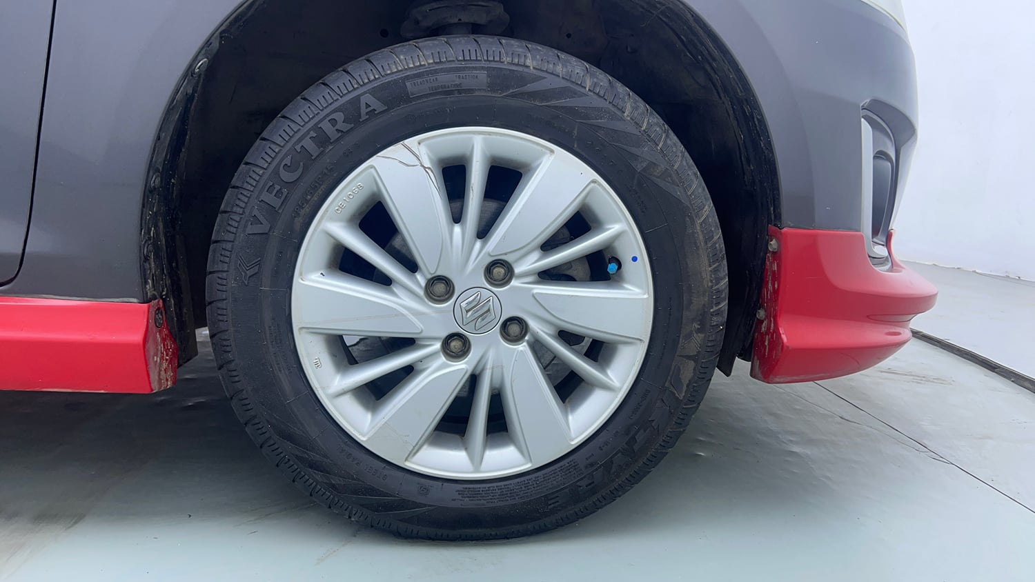 Used 2017 Maruti Suzuki Swift ZXi Petrol Manual tyres RIGHT FRONT TYRE RIM VIEW