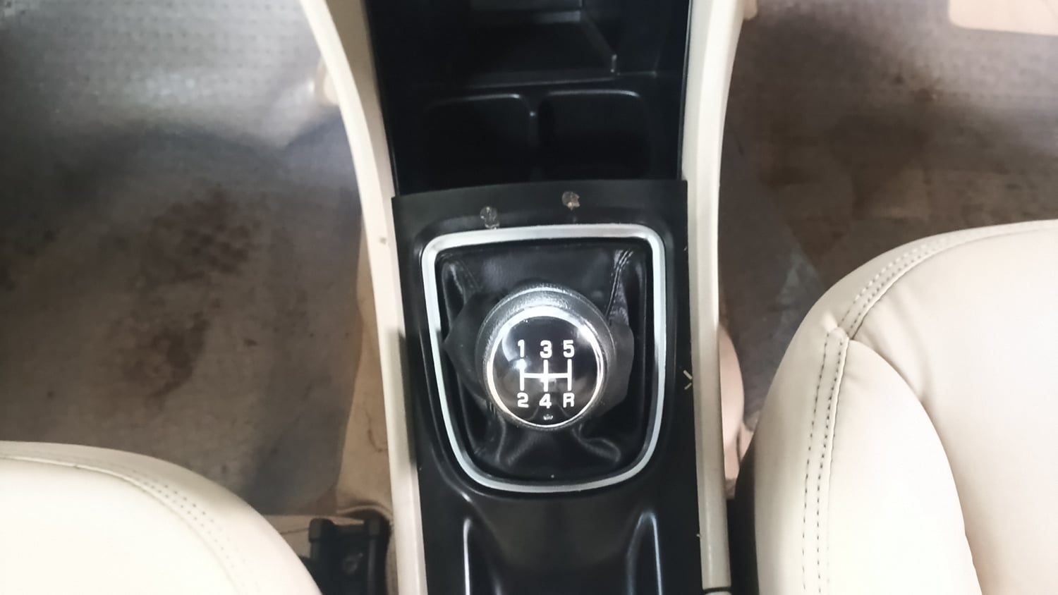 Used 2017 Maruti Suzuki Ciaz Delta 1.4 MT Petrol Manual interior GEAR  KNOB VIEW