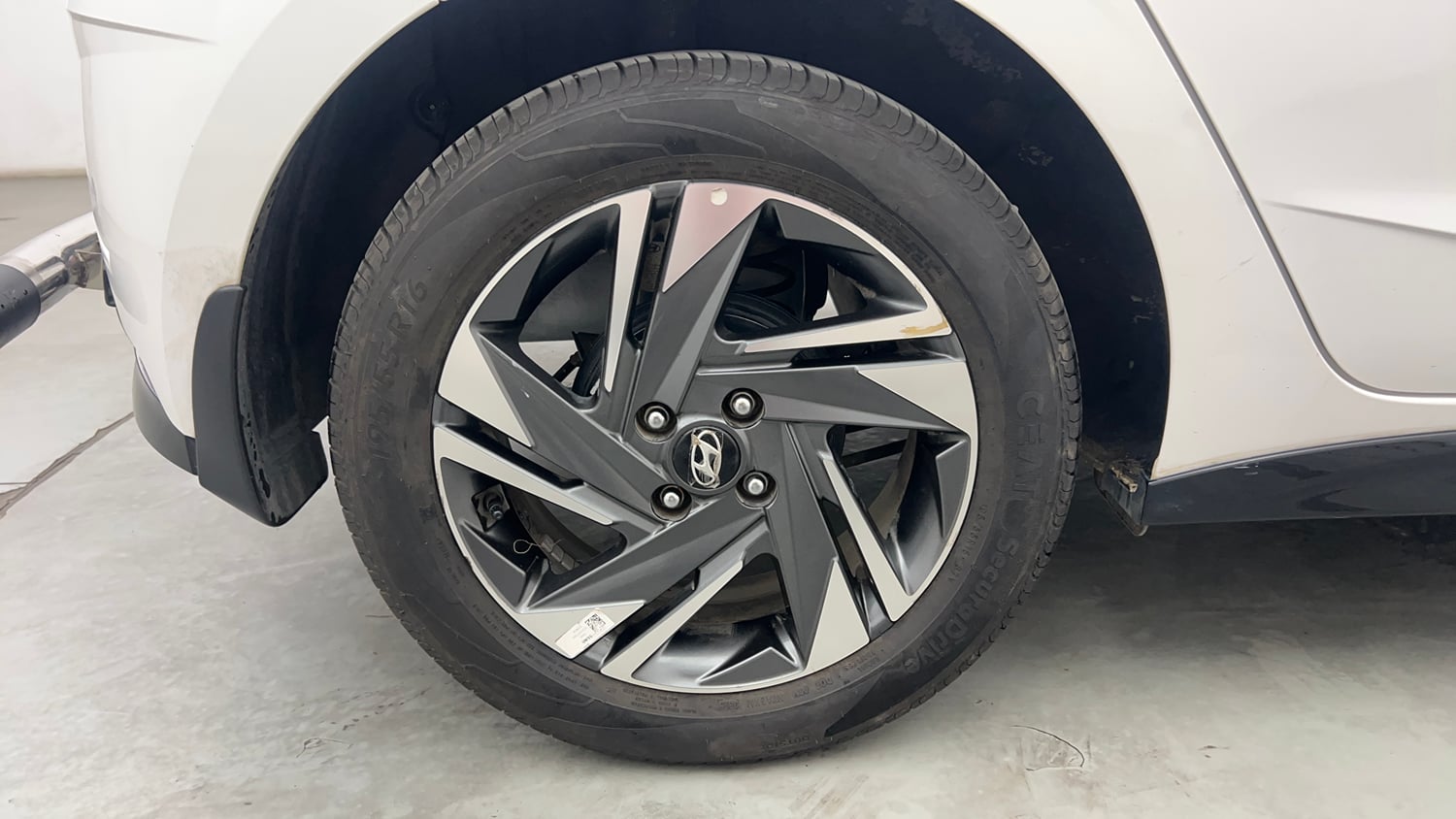 Used 2023 Hyundai New i20 Asta (O) 1.0 Turbo DCT Petrol Automatic tyres RIGHT REAR TYRE RIM VIEW