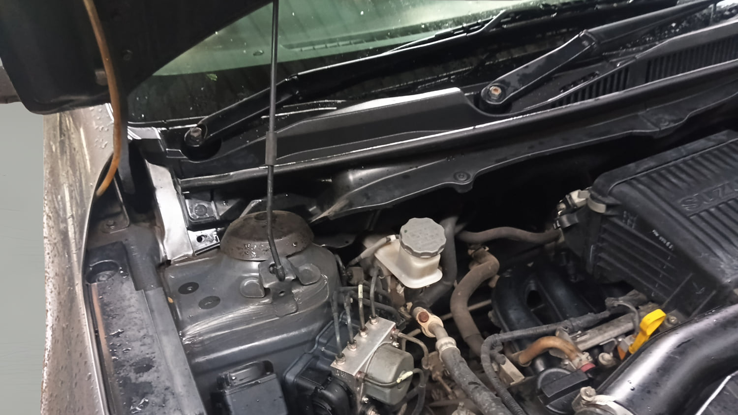 Used 2017 Maruti Suzuki Ciaz Delta 1.4 MT Petrol Manual engine ENGINE RIGHT SIDE HINGE & APRON VIEW