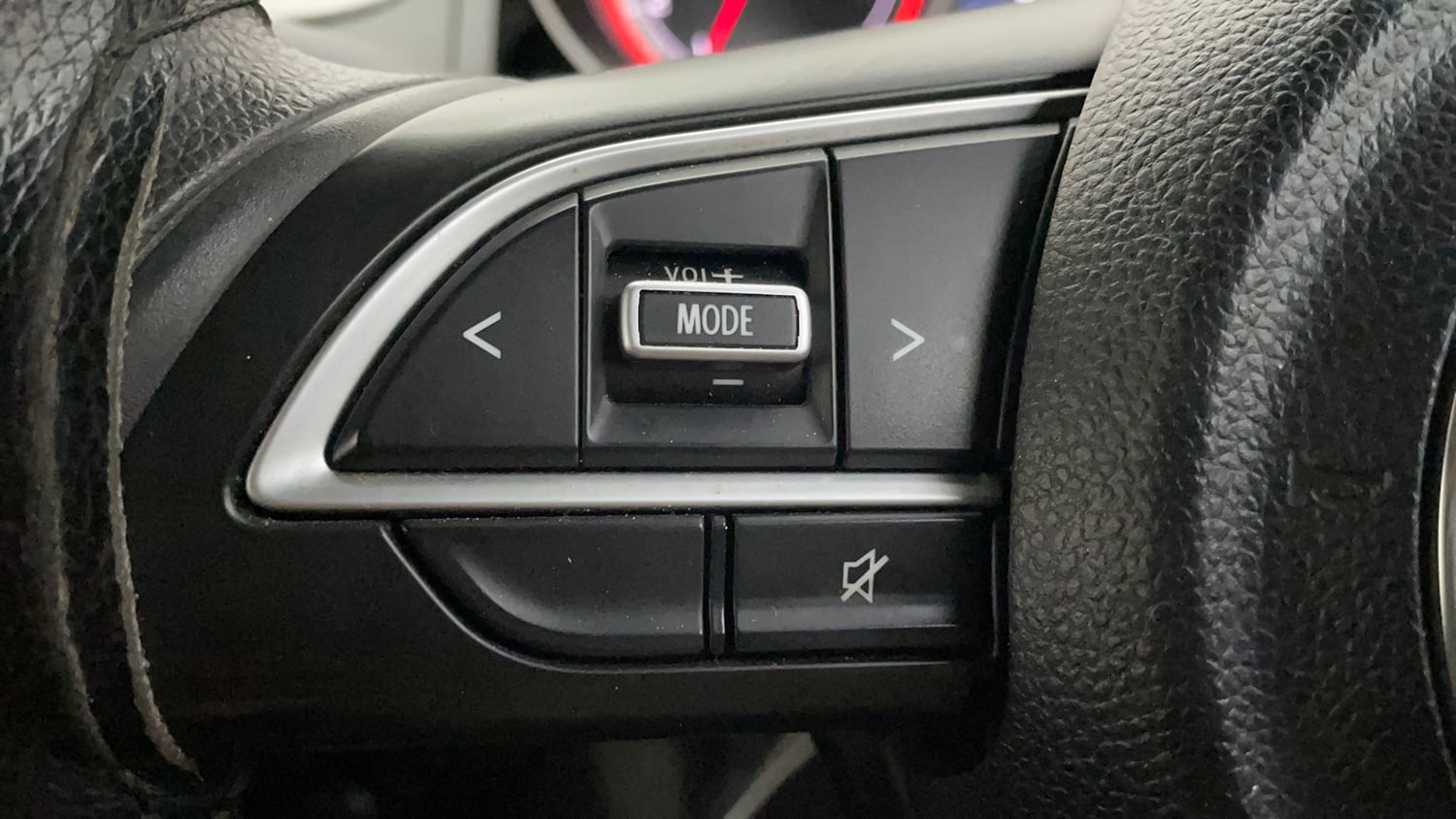 Used 2020 Maruti Suzuki Swift VXi AMT Petrol Automatic top_features Steering mounted controls