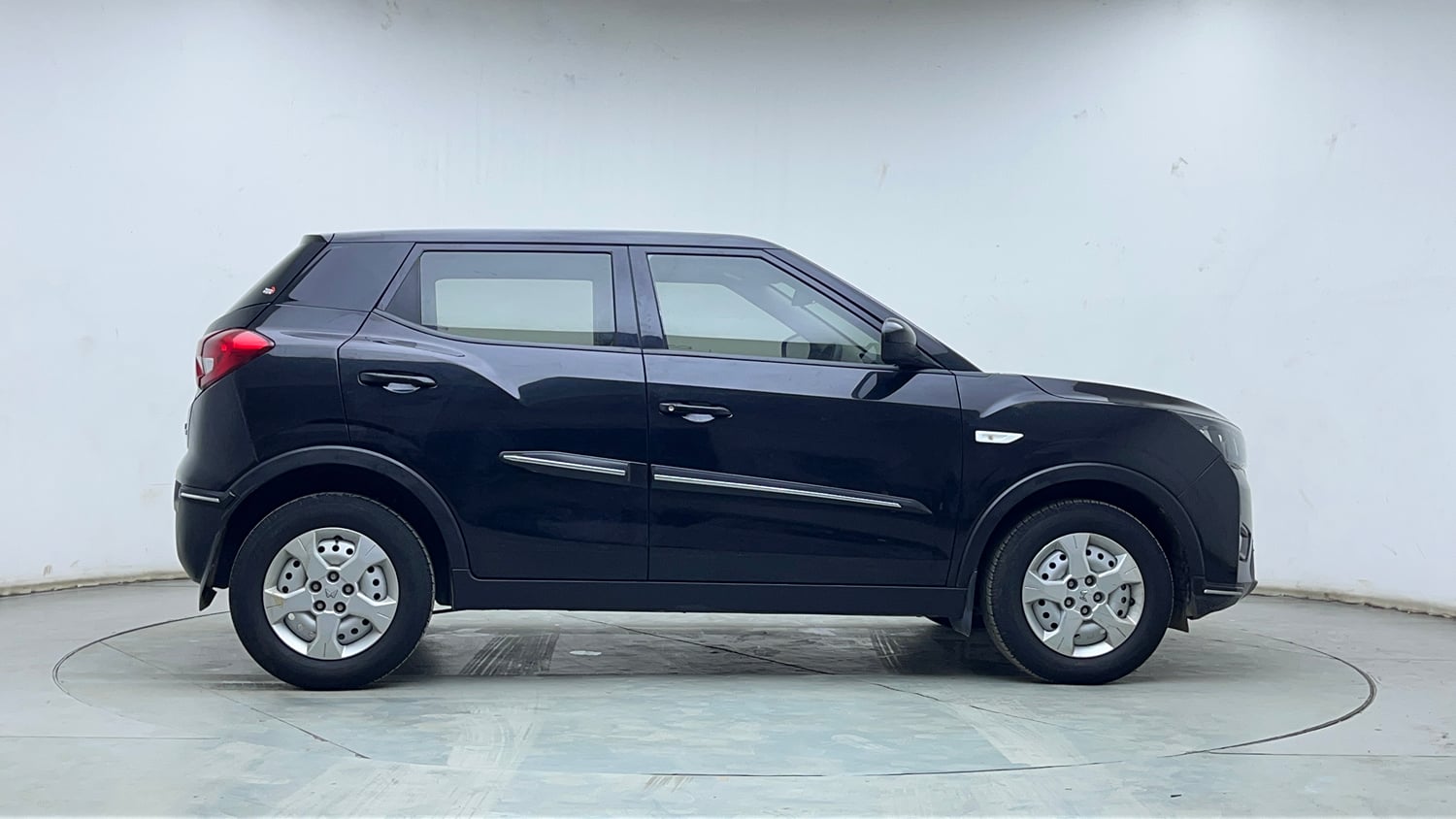 Used 2023 Mahindra XUV 300 W4 1.2 Petrol Petrol Manual exterior RIGHT SIDE VIEW