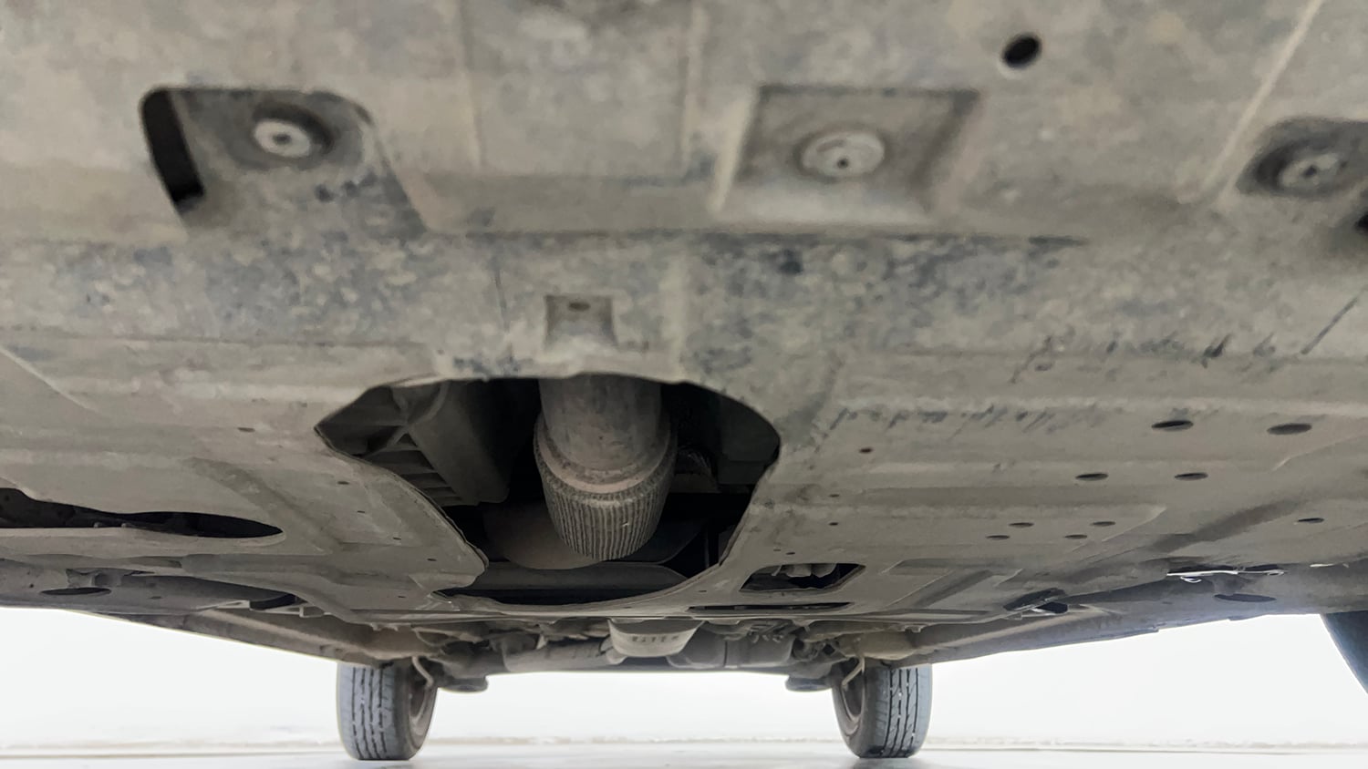 Used 2023 Mahindra XUV 300 W8 (O) 1.2 Petrol AMT Petrol Automatic extra FRONT LEFT UNDERBODY VIEW