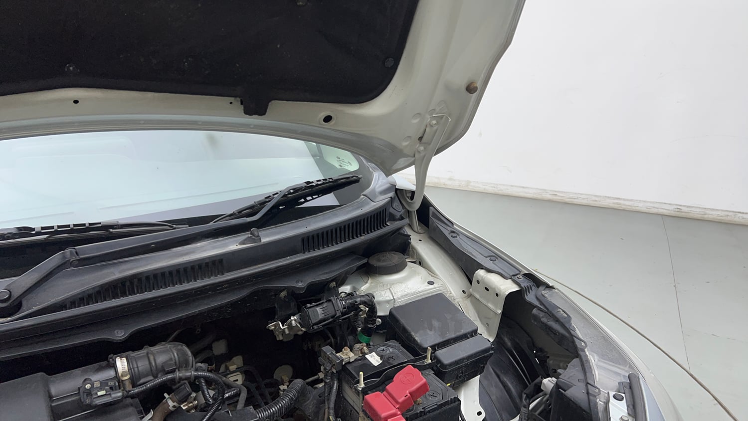 Used 2024 Maruti Suzuki Baleno Zeta MT Petrol Manual engine ENGINE LEFT SIDE HINGE & APRON VIEW