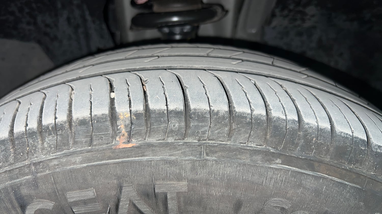 Used 2024 Renault Triber RXZ Petrol Manual tyres RIGHT FRONT TYRE TREAD VIEW