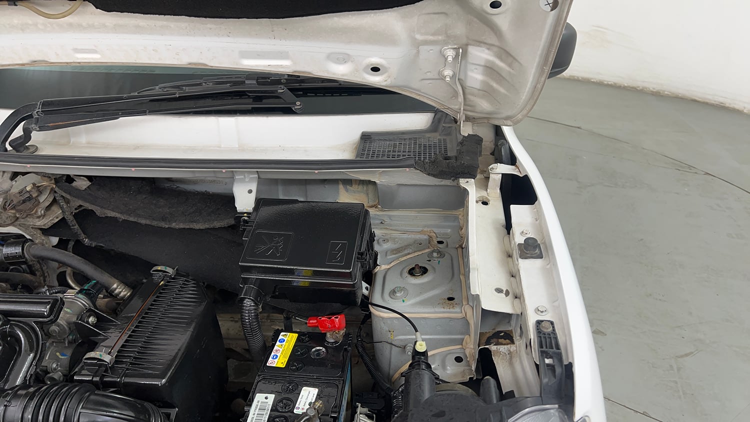 Used 2016 Renault Kwid RXT Petrol Manual engine ENGINE LEFT SIDE HINGE & APRON VIEW