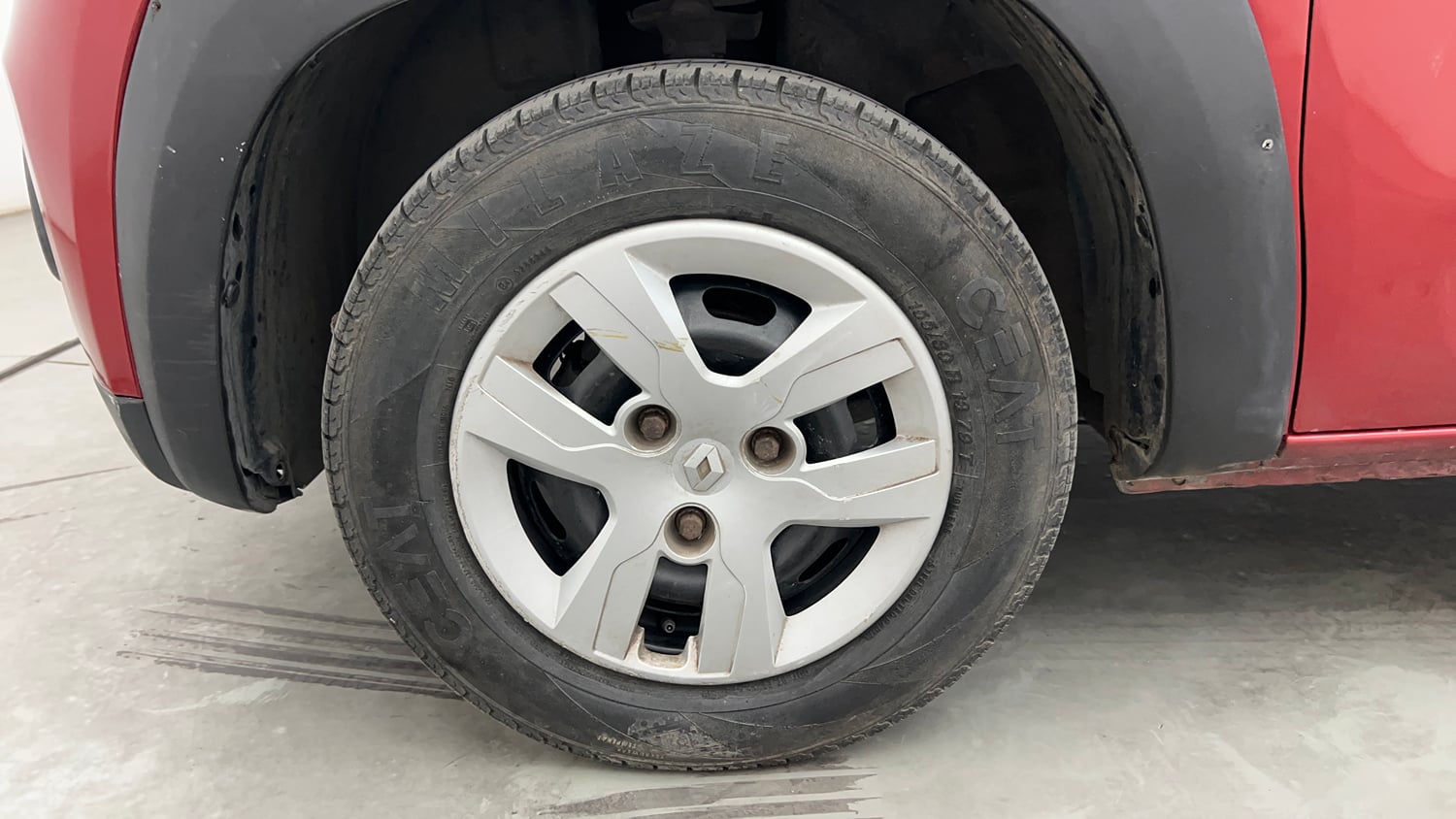 Used 2018 Renault Kwid 1.0 RXT AMT Opt Petrol Automatic tyres LEFT FRONT TYRE RIM VIEW