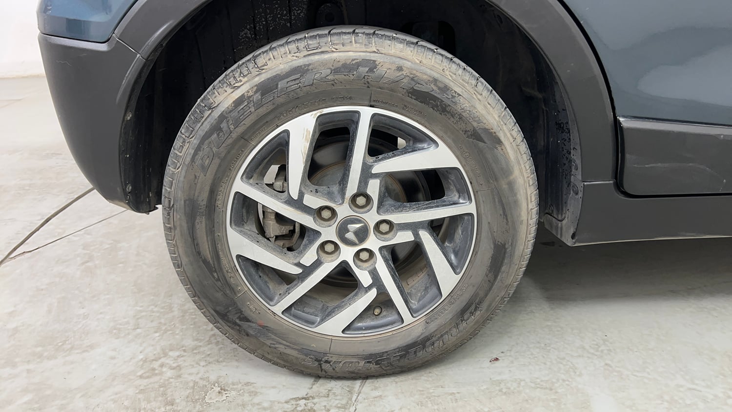 Used 2023 Mahindra XUV 300 W8 (O) 1.2 Petrol AMT Petrol Automatic tyres RIGHT REAR TYRE RIM VIEW