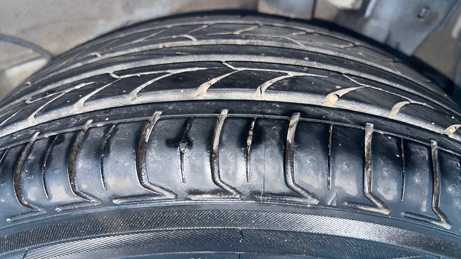 Used 2021 Hyundai New i20 Asta (O) 1.0 Turbo DCT Petrol Automatic tyres LEFT REAR TYRE TREAD VIEW
