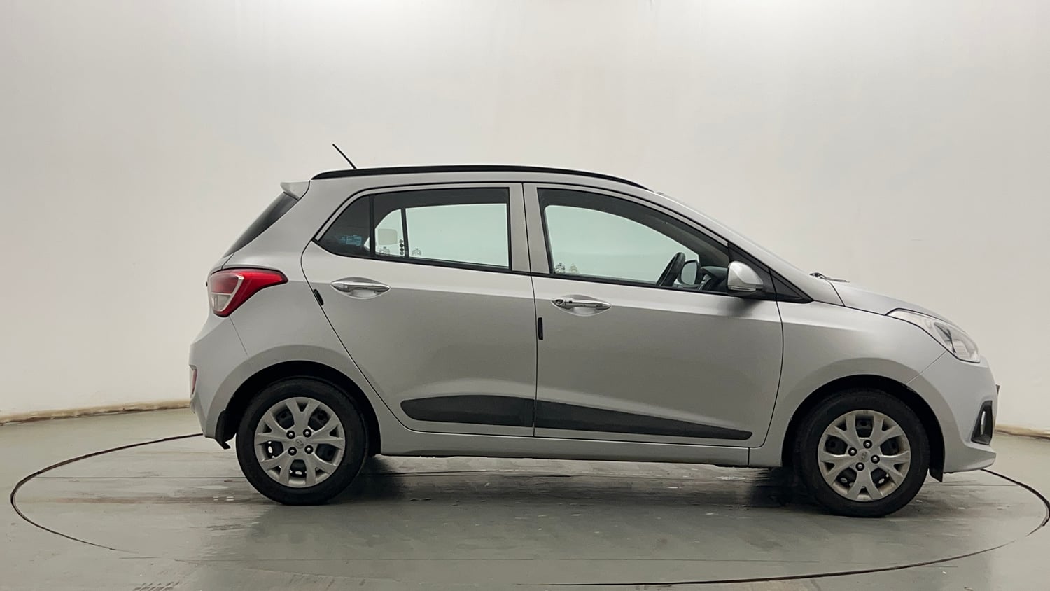 Used 2013 Hyundai Grand i10 Sportz 1.2 Kappa VTVT Petrol Manual exterior RIGHT SIDE VIEW