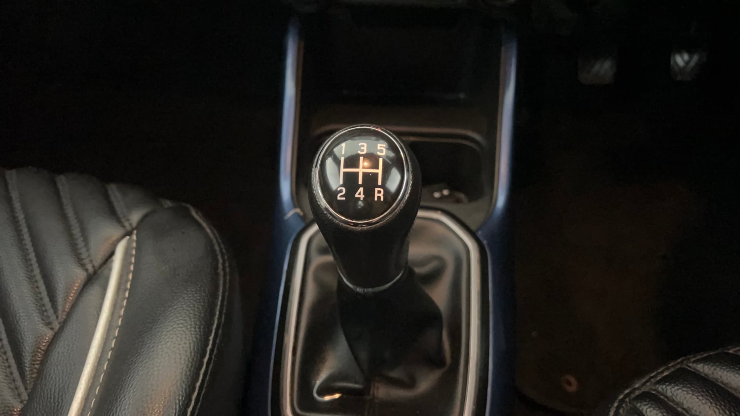 Used 2022 Maruti Suzuki Ignis Alpha 1.2 MT Petrol Manual interior GEAR  KNOB VIEW