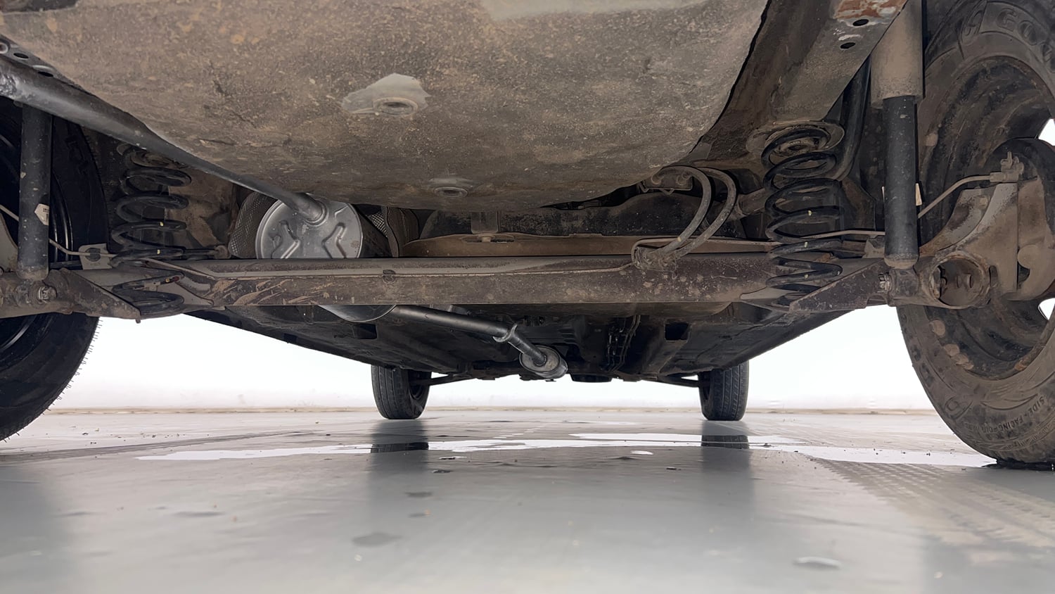 Used 2017 Renault Kwid 1.0 RXT Opt Petrol Manual extra REAR UNDERBODY VIEW (TAKEN FROM REAR)