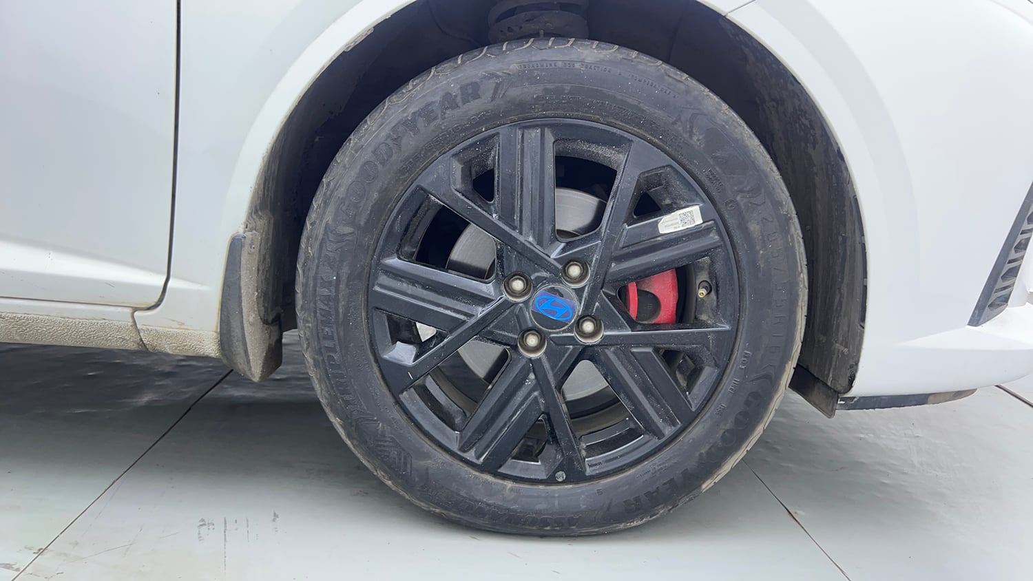 Used 2023 Hyundai Verna SX (O) 1.5 Turbo Petrol DCT Petrol Automatic tyres RIGHT FRONT TYRE RIM VIEW