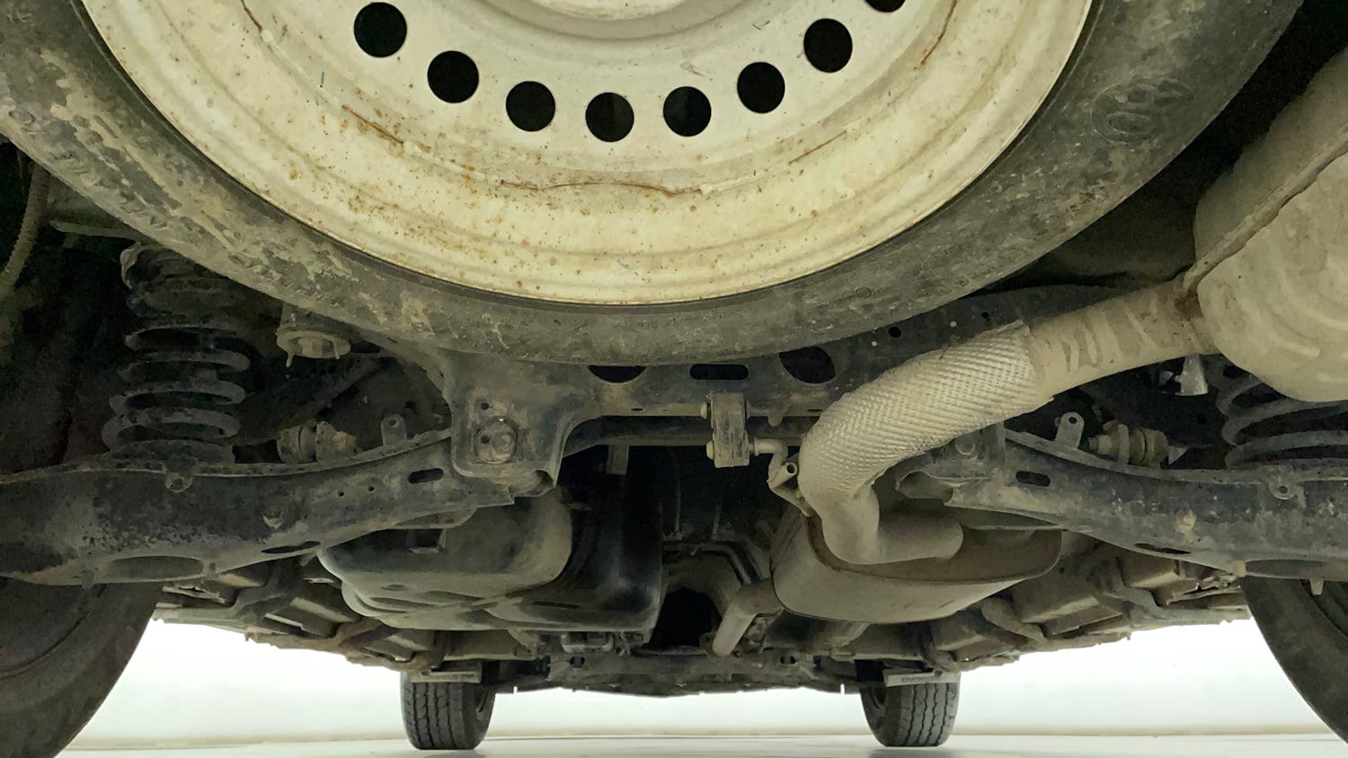 Used 2022 Mahindra XUV700 AX 3 Petrol MT 5 STR Petrol Manual extra REAR UNDERBODY VIEW (TAKEN FROM REAR)