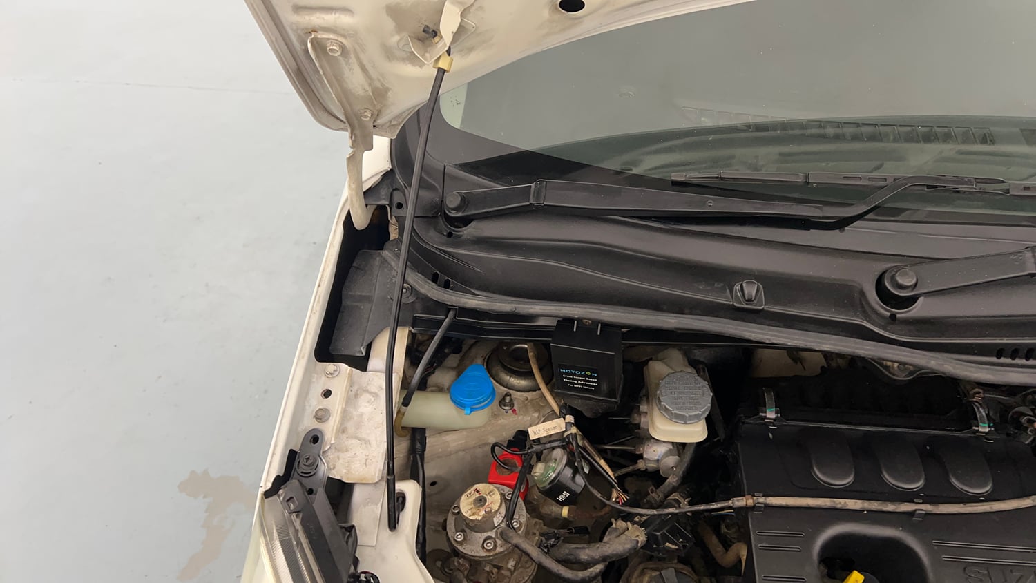 Used 2017 Maruti Suzuki Wagon R 1.0 VXI Petrol + CNG (Outside Fitted) Cng Manual engine ENGINE RIGHT SIDE HINGE & APRON VIEW