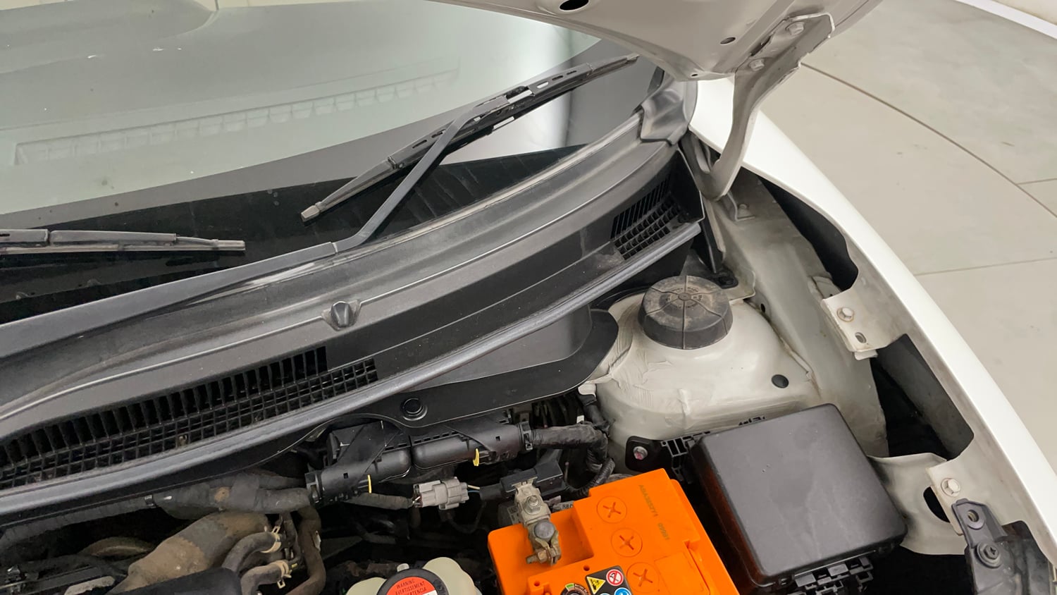 Used 2018 Maruti Suzuki Dzire VDi AMT Diesel Automatic engine ENGINE LEFT SIDE HINGE & APRON VIEW