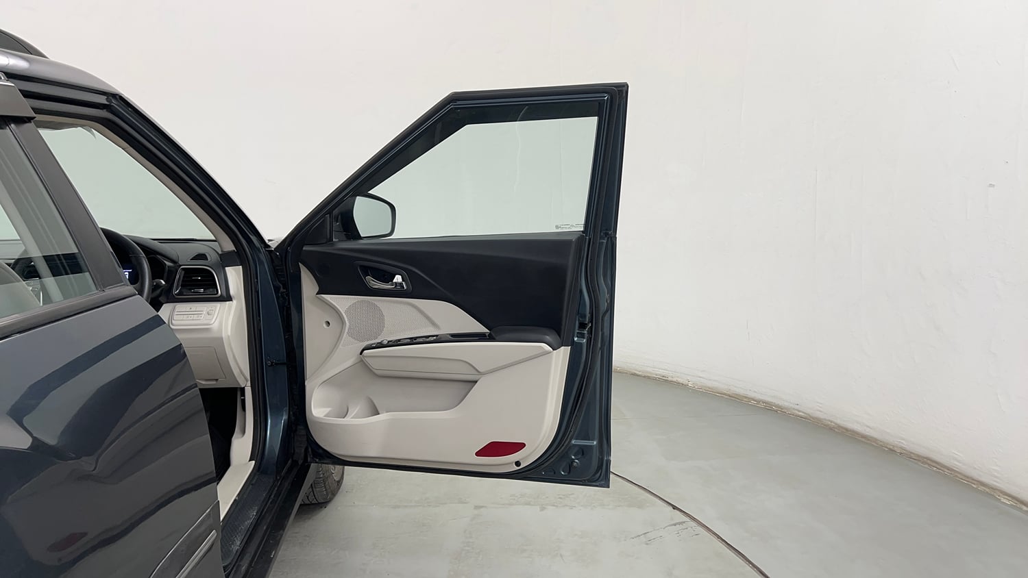 Used 2023 Mahindra XUV 300 W8 (O) 1.2 Petrol AMT Petrol Automatic interior RIGHT FRONT DOOR OPEN VIEW