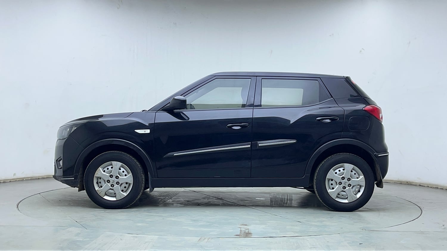 Used 2023 Mahindra XUV 300 W4 1.2 Petrol Petrol Manual exterior LEFT SIDE VIEW
