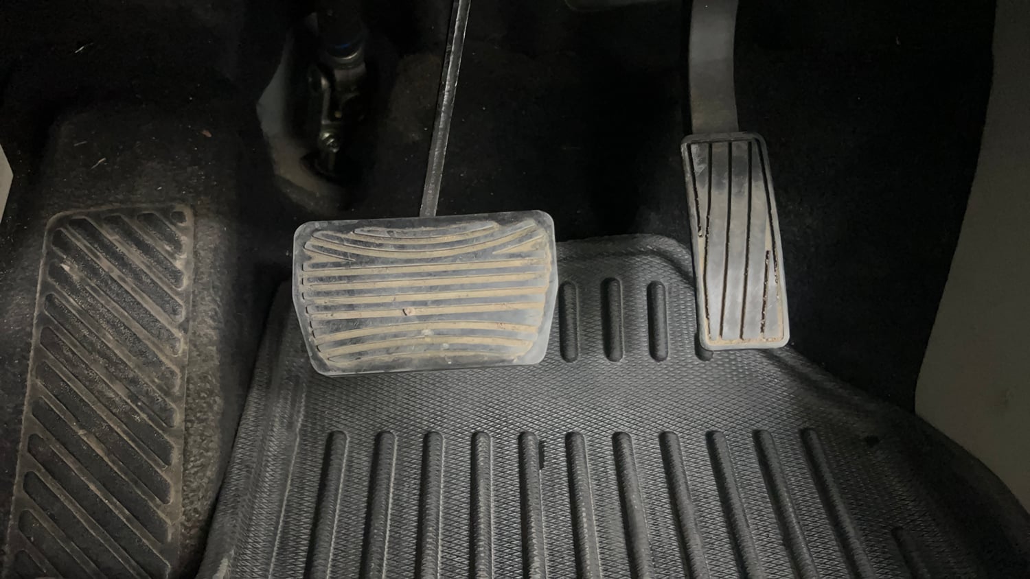 Used 2023 Mahindra XUV 300 W8 (O) 1.2 Petrol AMT Petrol Automatic interior PEDALS VIEW