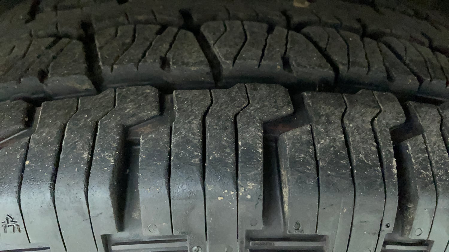 Used 2022 Mahindra XUV700 AX 3 Petrol MT 5 STR Petrol Manual tyres RIGHT FRONT TYRE TREAD VIEW