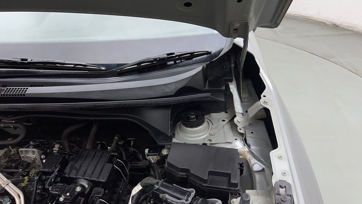 Used 2025 Honda Elevate ZX CVT Petrol Automatic engine ENGINE LEFT SIDE HINGE & APRON VIEW