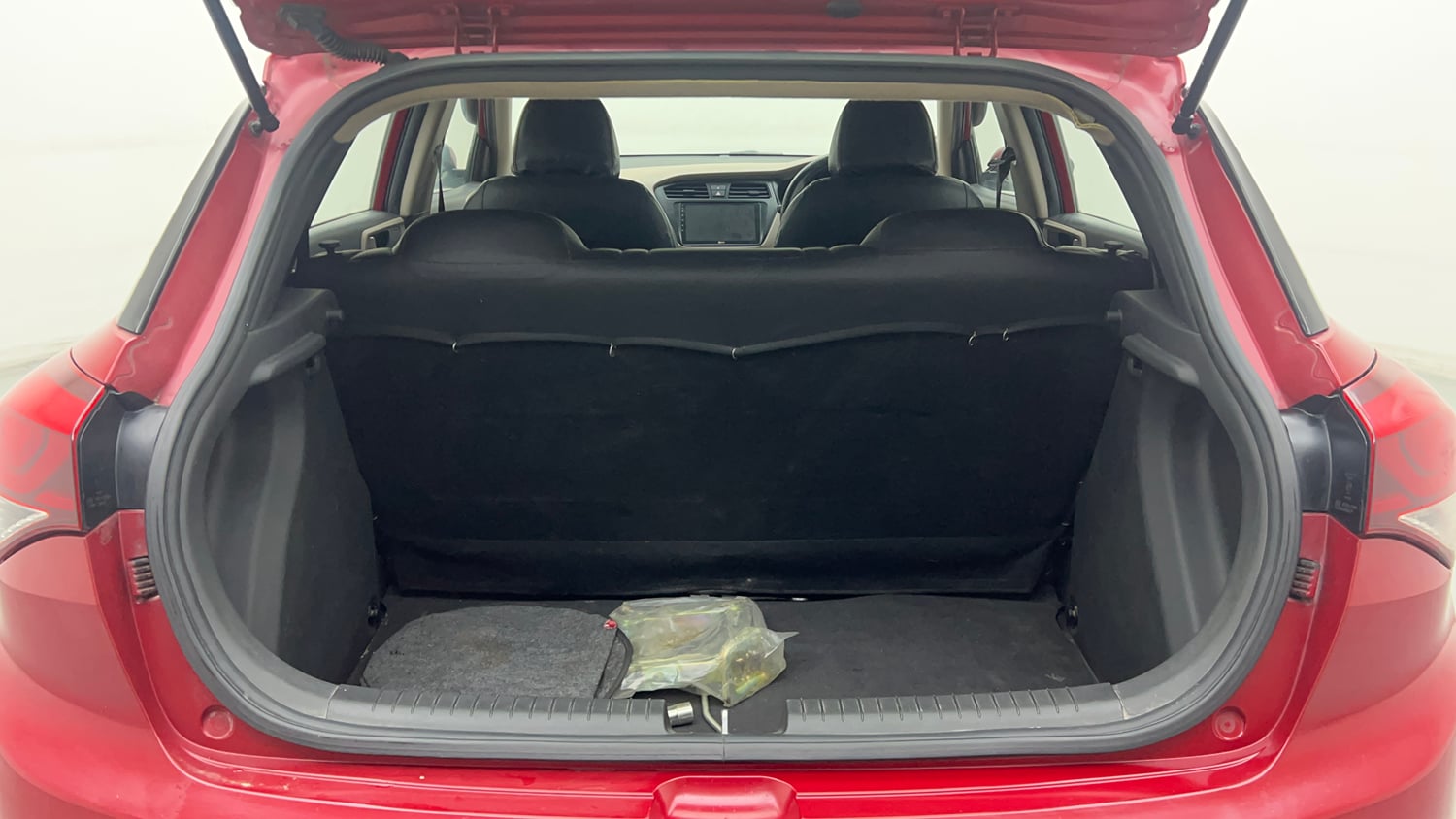 Used 2018 Hyundai Elite i20 Magna Executive 1.2 Petrol Manual interior DICKY INSIDE VIEW