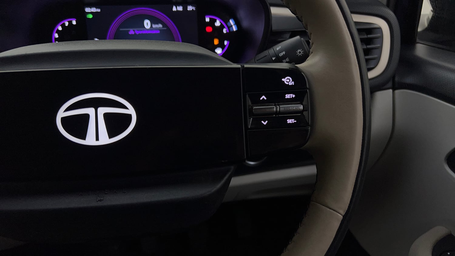 Used 2025 Tata Altroz Accomplished S Petrol 5MT Petrol Manual top_features Cruise control