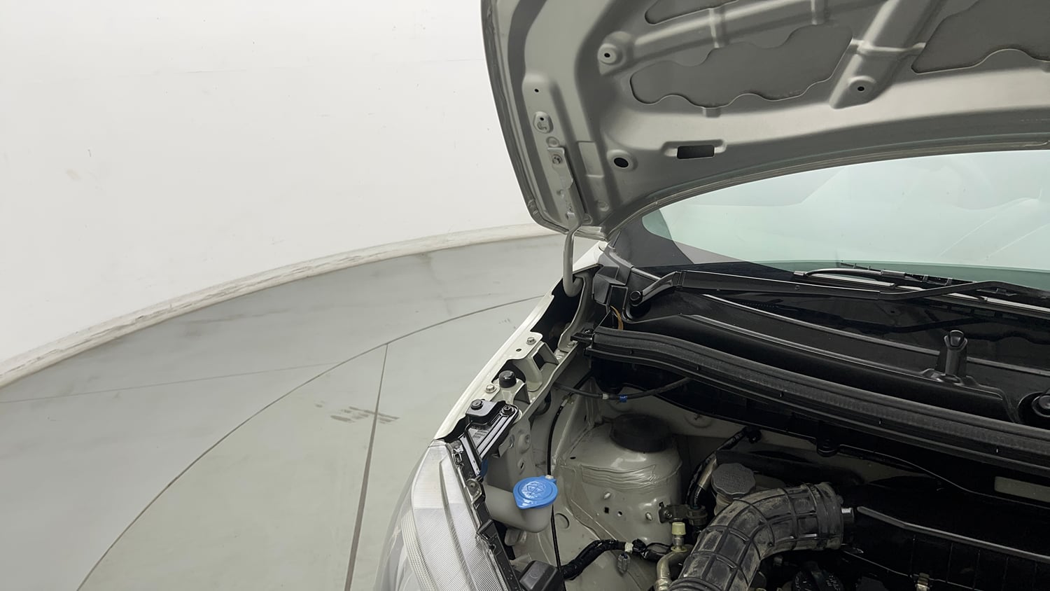 Used 2022 Maruti Suzuki Wagon R 1.0 LXi (O) 1.0 Petrol Manual engine ENGINE RIGHT SIDE HINGE & APRON VIEW