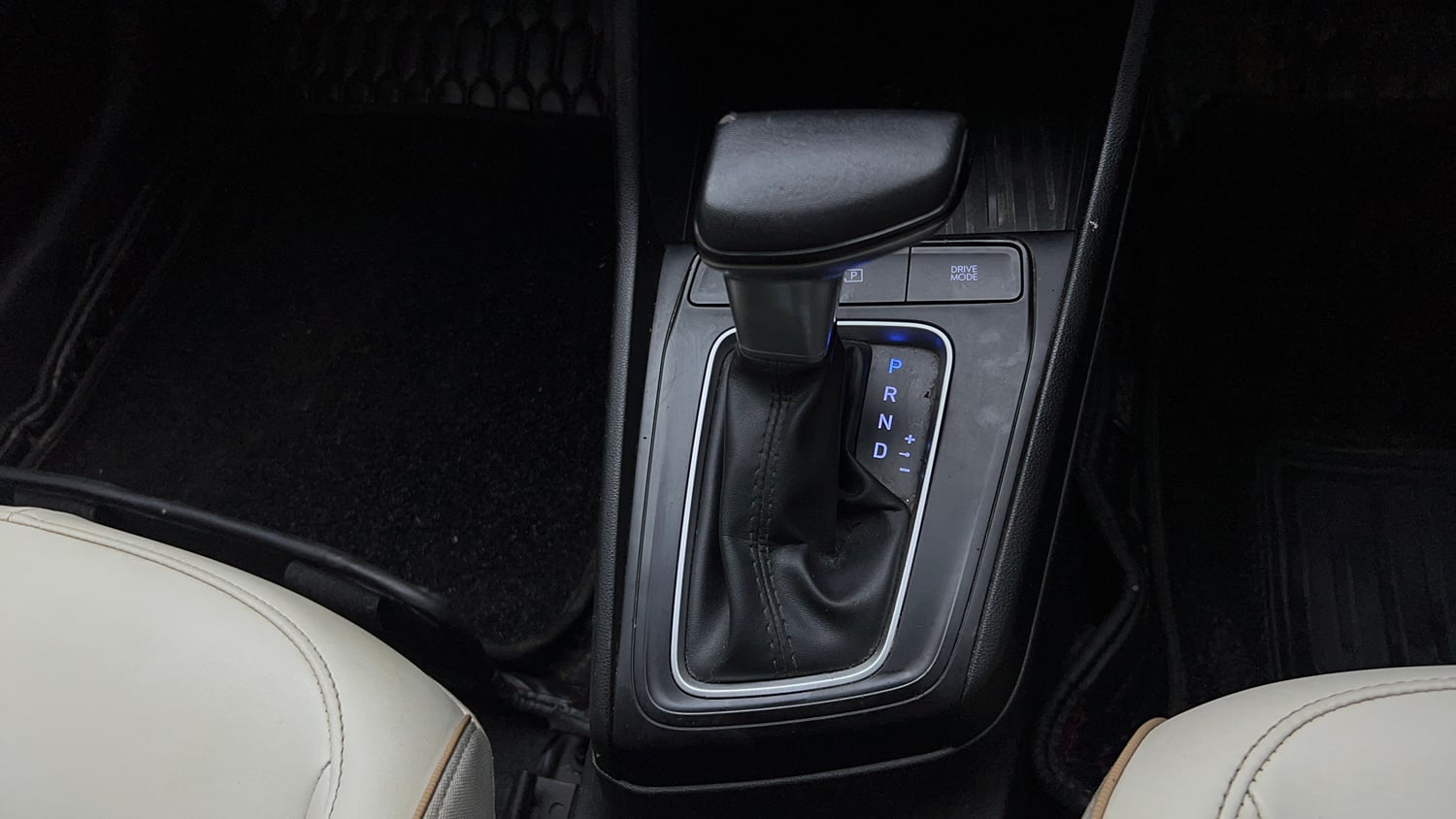 Used 2023 Hyundai Verna SX (O) 1.5 Petrol IVT Petrol Automatic interior GEAR  KNOB VIEW