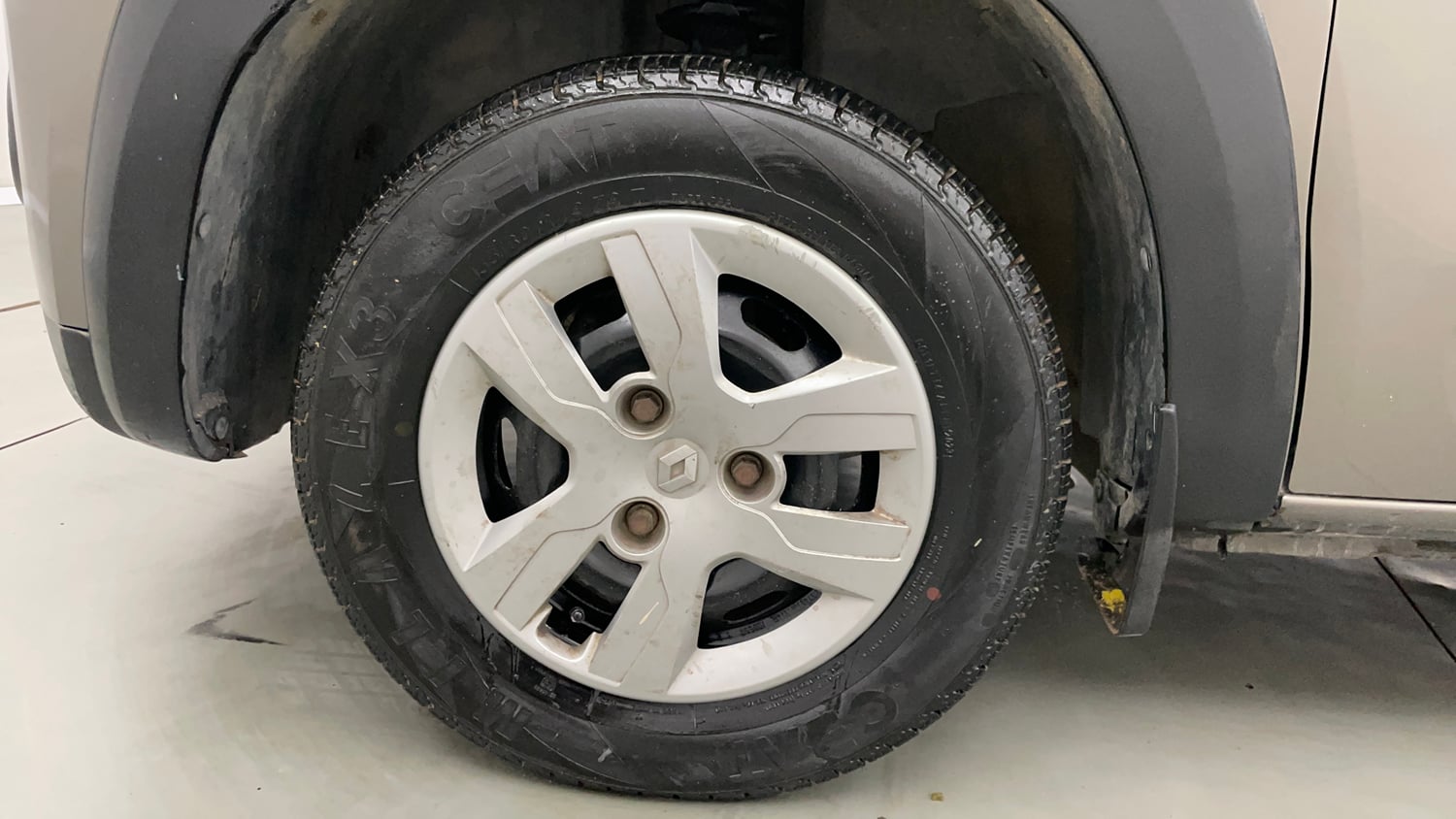 Used 2016 Renault Kwid RXT Petrol Manual tyres LEFT FRONT TYRE RIM VIEW