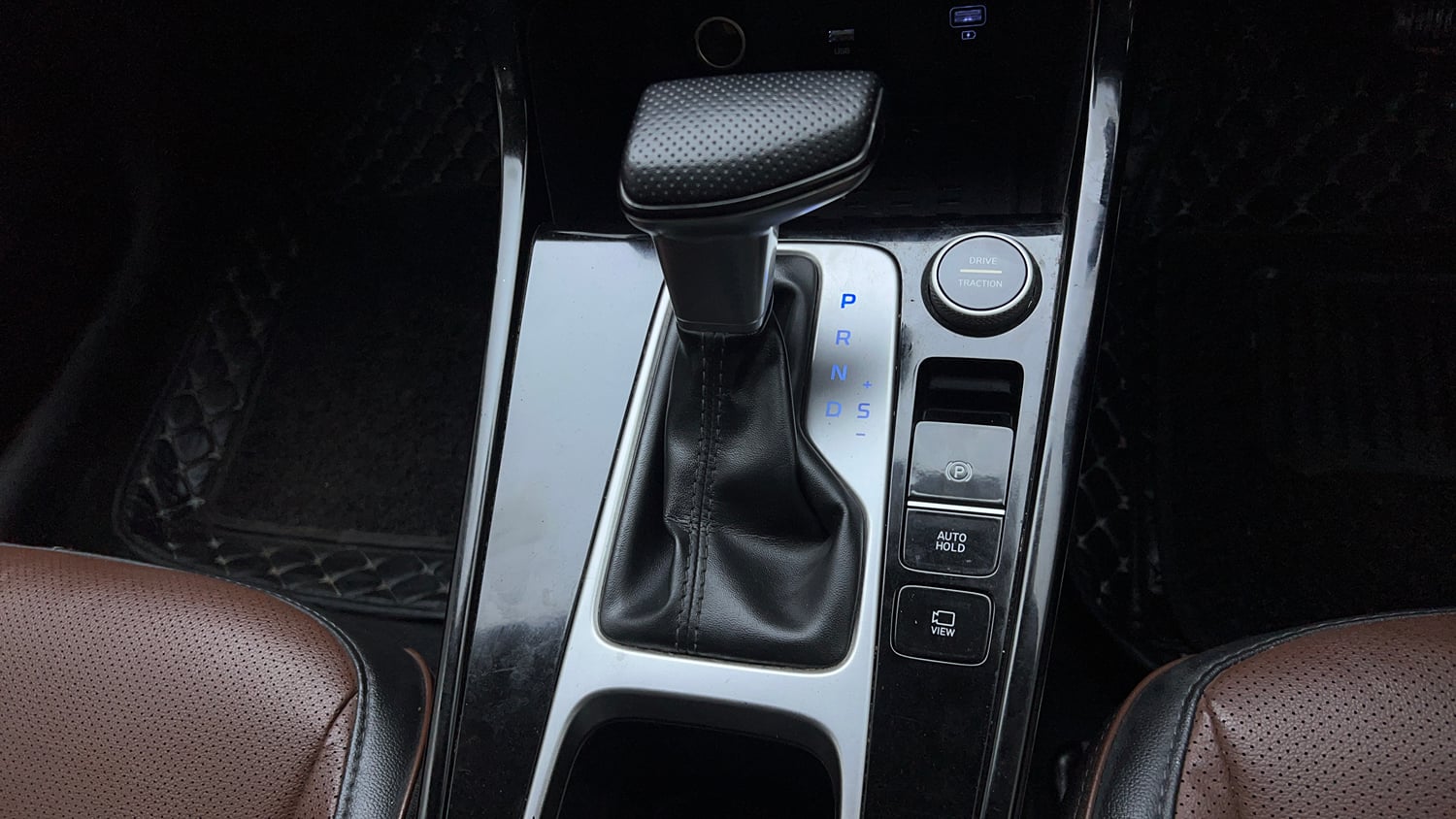 Used 2022 Hyundai Alcazar Platinum (O) 7 Seater 1.5 Diesel AT Diesel Automatic interior GEAR  KNOB VIEW