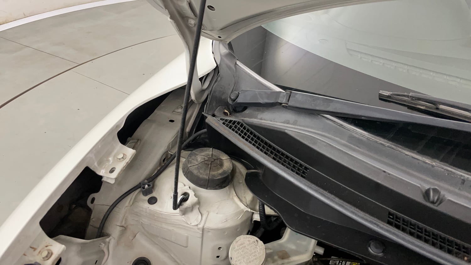 Used 2018 Maruti Suzuki Dzire VDi AMT Diesel Automatic engine ENGINE RIGHT SIDE HINGE & APRON VIEW