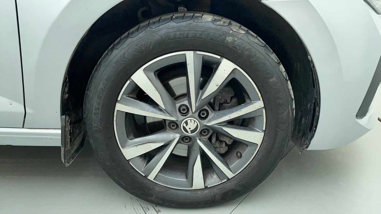 Used 2022 Skoda Slavia Style 1.0L TSI AT Petrol Automatic tyres RIGHT FRONT TYRE RIM VIEW