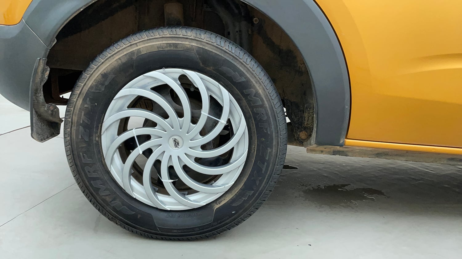 Used 2020 Renault Triber RXZ Petrol Manual tyres RIGHT REAR TYRE RIM VIEW